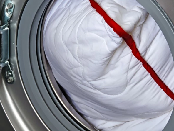 Jak prać kołdrę? Czy można prać kołdrę w pralce, na jakim programie i w jakiej temperaturze?