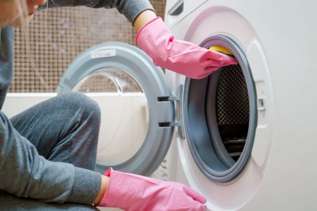 Jak wyczyścić pralkę? Domowe sposoby i produkty ułatwiające mycie pralki