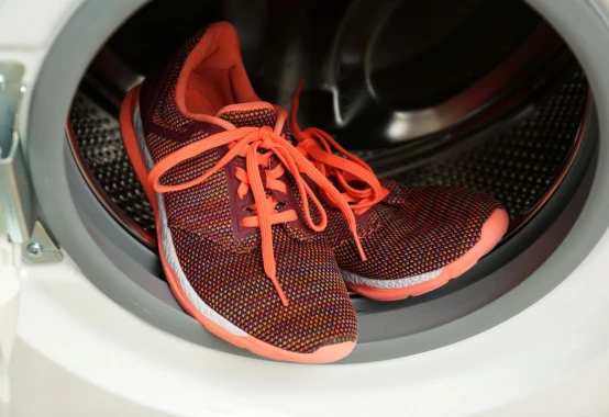 Pranie butów w pralce - jakie buty można prać, jak to robić, na jakim programie i w jakiej temperaturze?