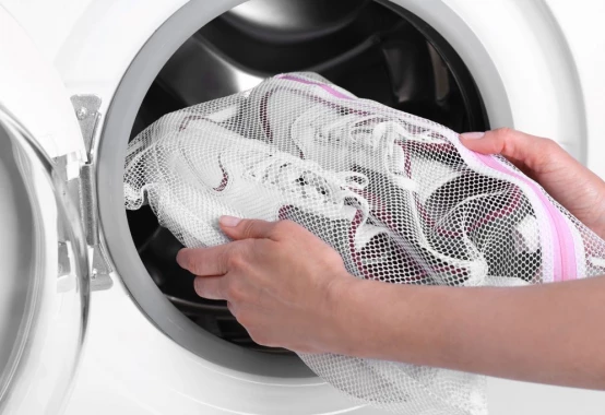 Jak prać buty z siatką? Co lepsze - pranie w pralce czy ręczne?