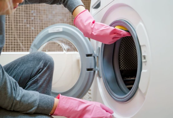 Jak wyczyścić pralkę? Domowe sposoby i produkty ułatwiające mycie pralki